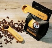Cuillère doseuse à café pince en bois 7 grammes