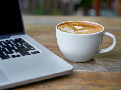 Tasse de caf au travail